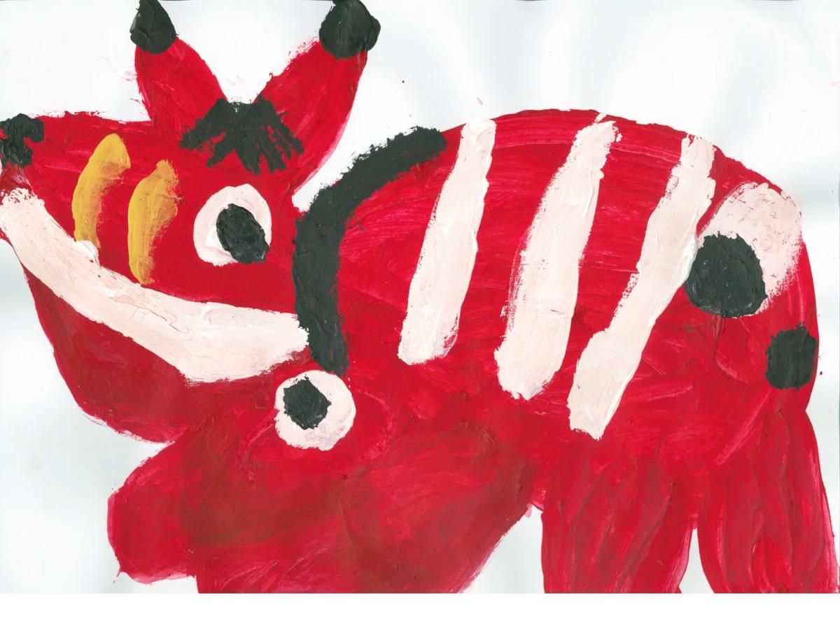 足の指に筆を挟んで絵を描いている森陽香さんの「赤べこ」