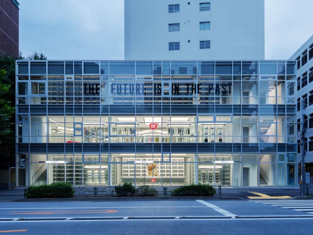 明治通り沿いに位置する店舗外観