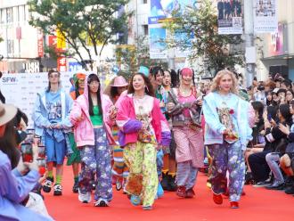 渋谷・文化村通りでファッションショー　仲里依紗さん登場、書道・ダンスも