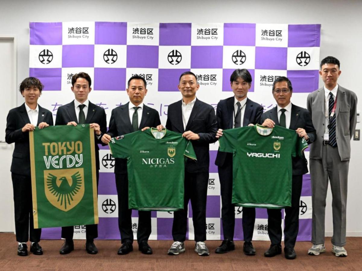 東京ヴェルディのクラブアンバサダー岩清水梓さん（左）、キャプテン森田晃樹選手（左から2番目）らも出席した締結式より