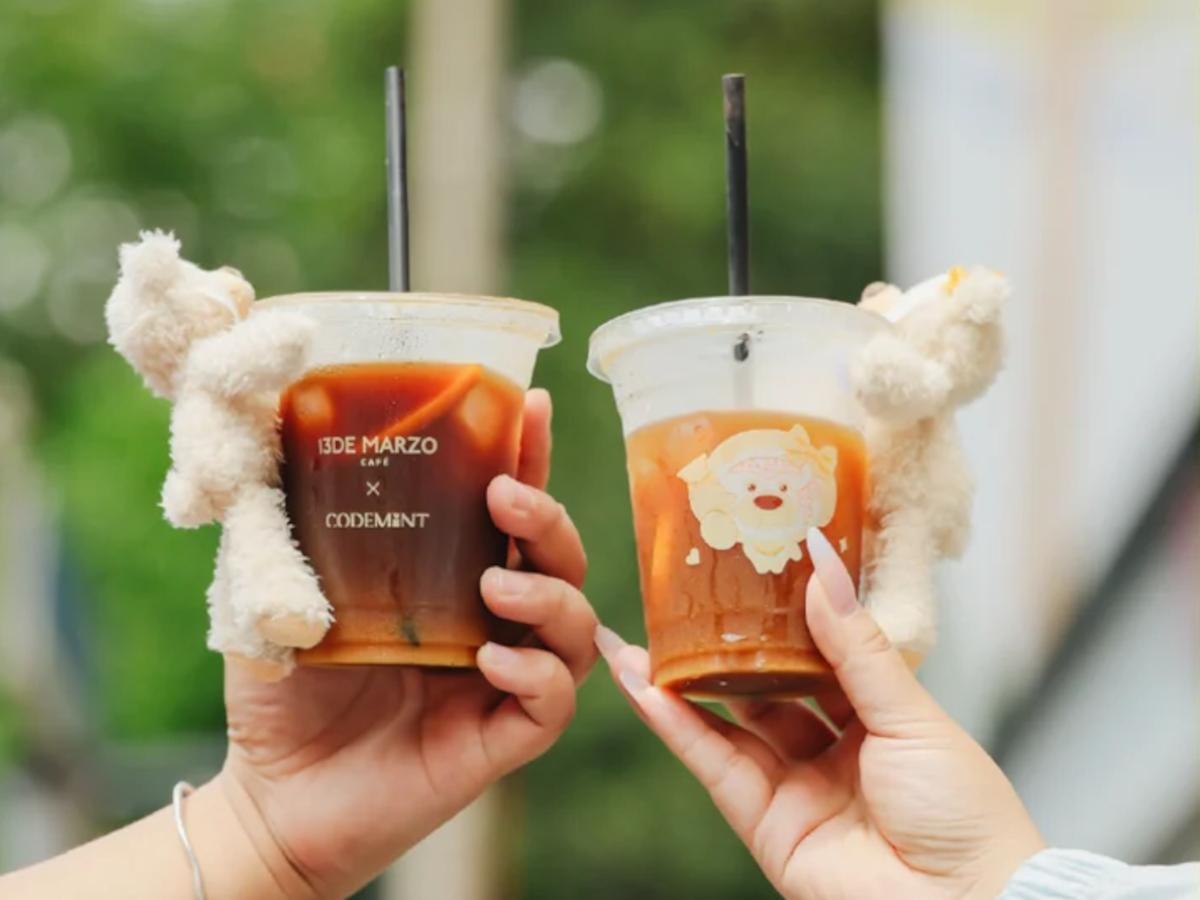 ぬいぐるみが付いたカップで提供するドリンクのイメージ