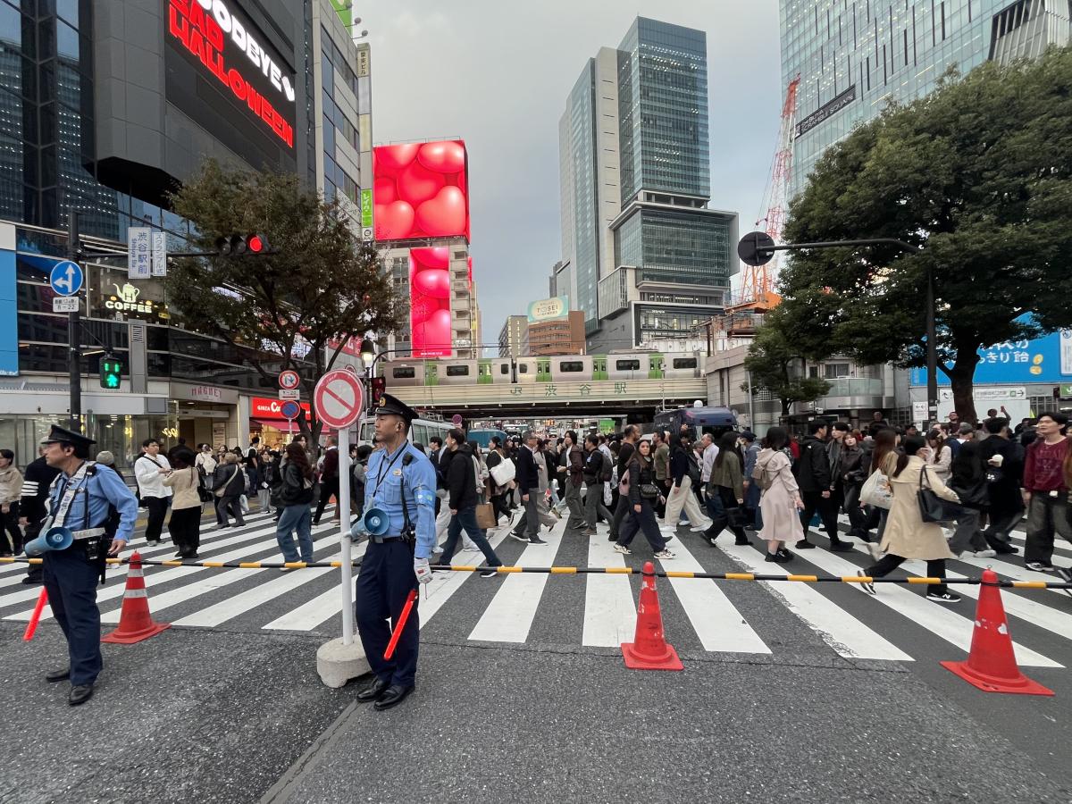 車両通行止めが始まった渋谷・宮益坂下交差点～渋谷駅前交差点を結ぶJR線の高架下
