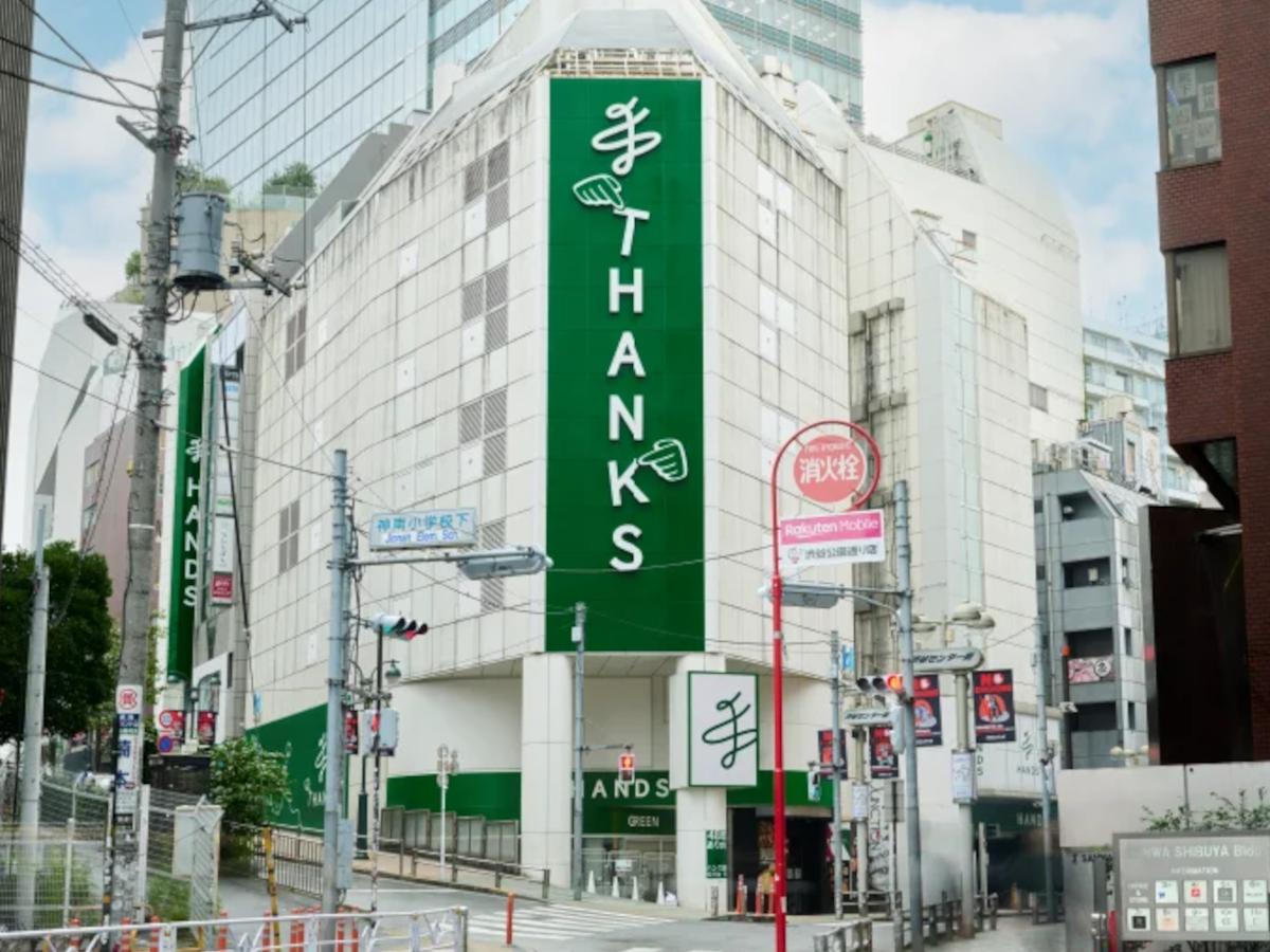 「HANDS」から「THANKS」に架け替えられた大看板