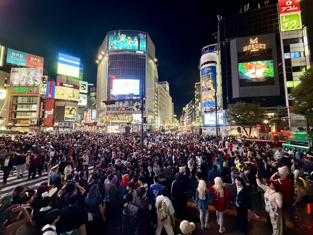 混雑する渋谷駅前（スクランブル）交差点