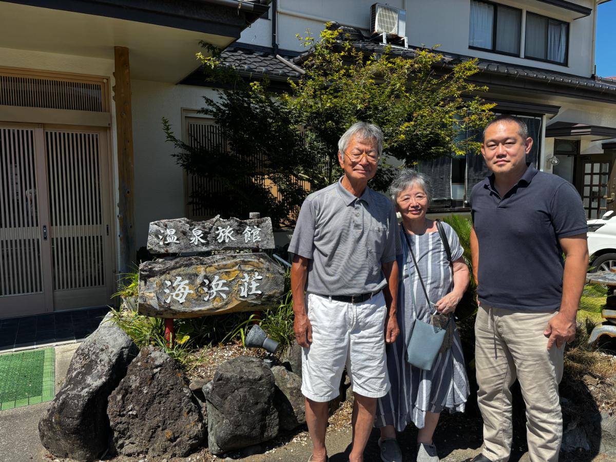 事業承継した神健一さん（右）と前オーナーの石田さん夫婦