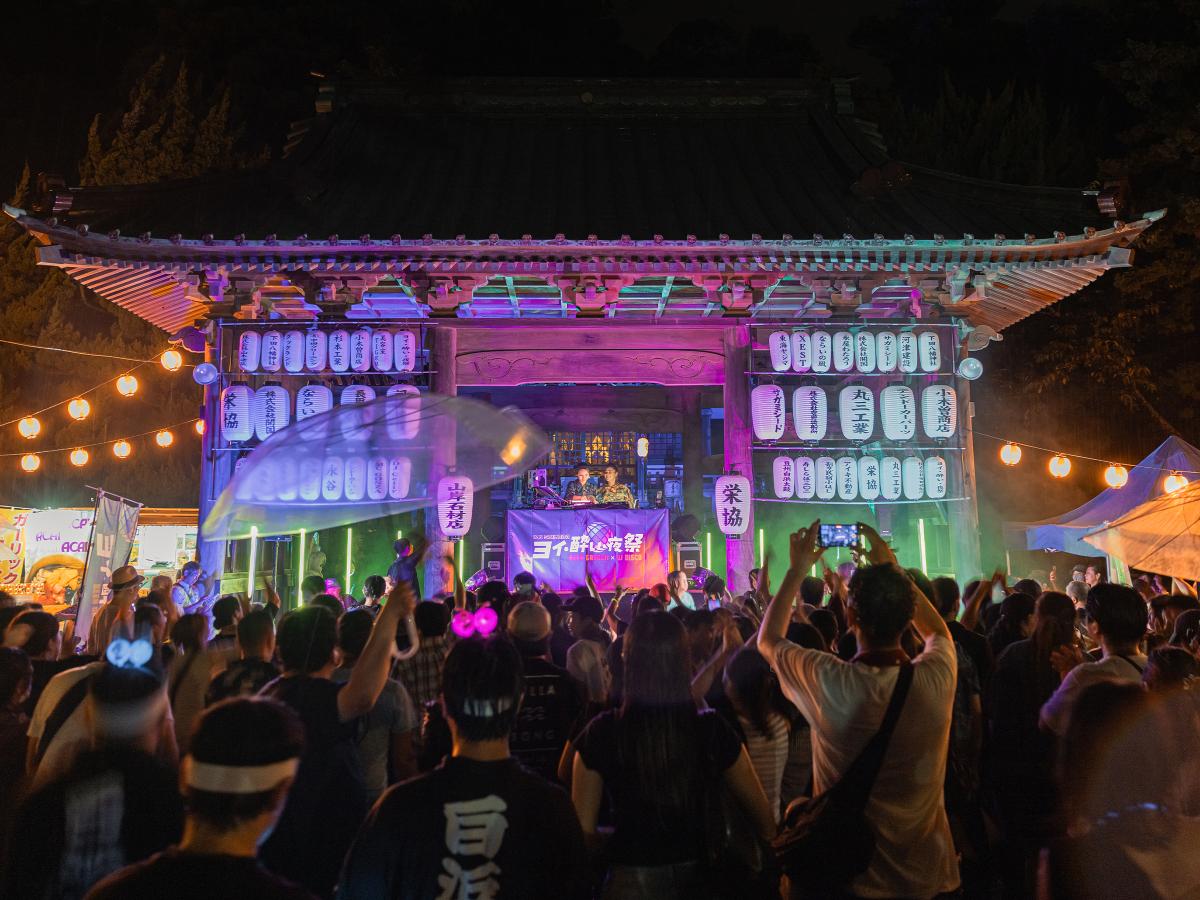 下田八幡神社楼門の特設ステージで披露されたDJパフォーマンス