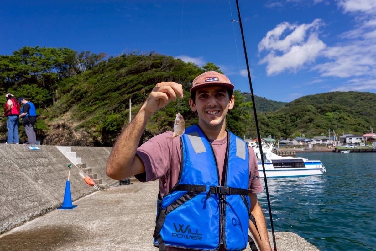 釣った魚を掲げる参加者