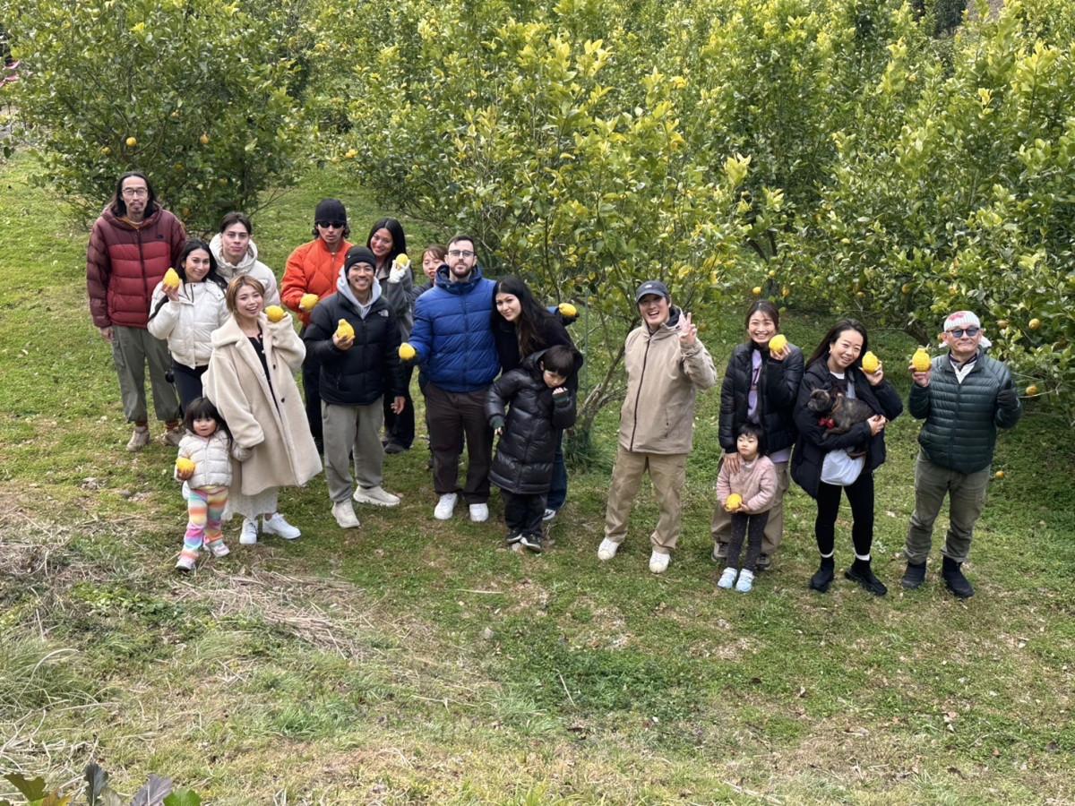 「高橋養蜂」での2地域居住体験参加者たちの集合写真