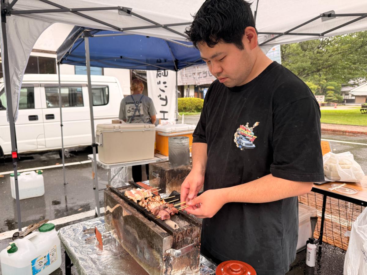開催のきっかけとなった「やきとり尾崎」の尾崎純平さん