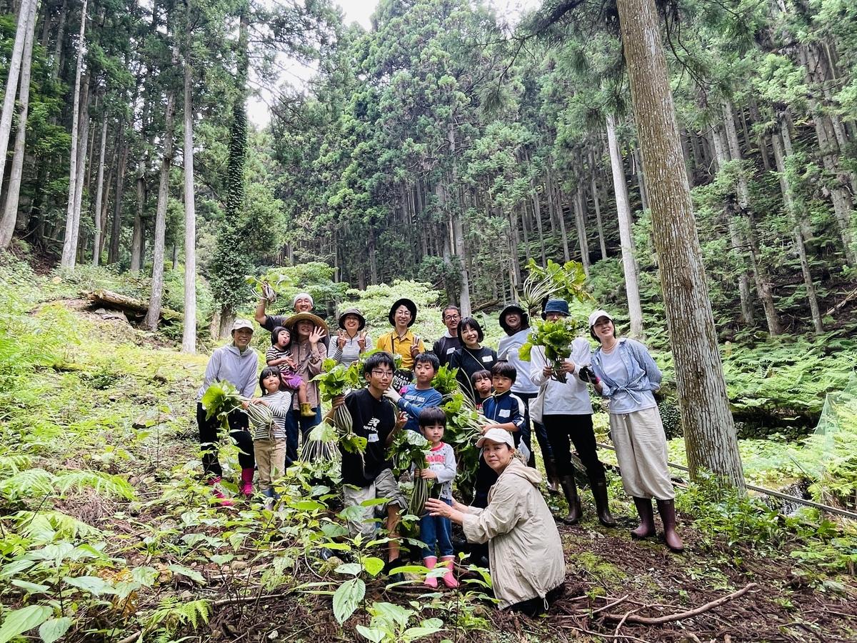 「親子で楽しむわさび収穫体験」参加者集合写真