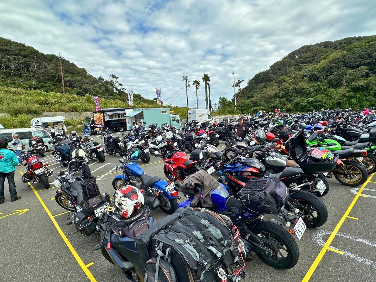 石廊崎の駐車場を埋め尽くしたバイク