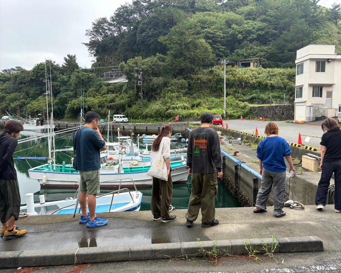 西伊豆町の漁港周辺を散策する過去ツアーの様子