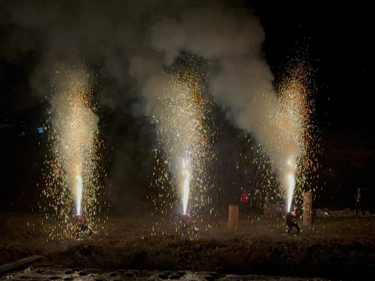夜空に3本の火柱が吹き上がる勇壮な手筒花火