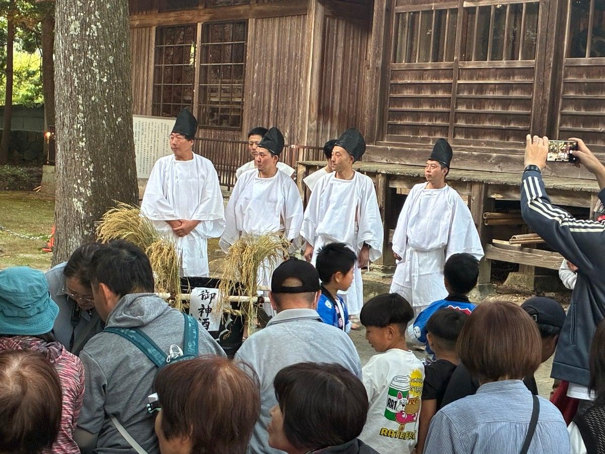 古代衣装をまとった若衆らが酒を振る舞う「どぶろく開き」