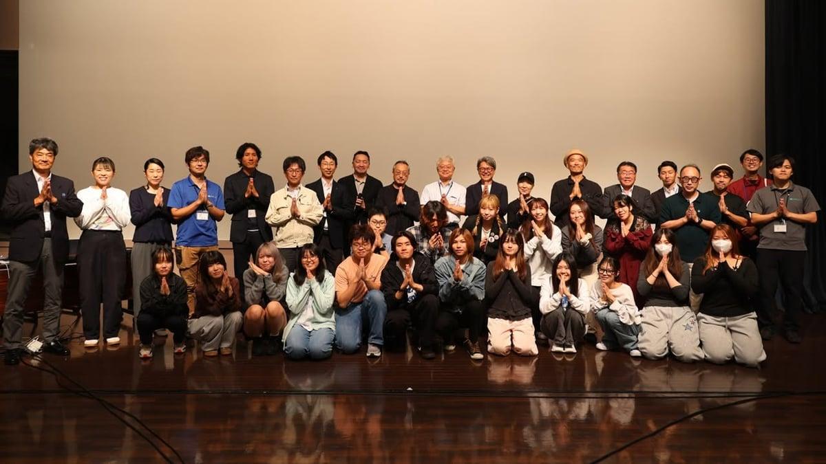 成果報告会を終えて笑顔を見せる学生と地域関係者の集合写真