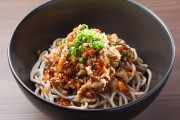 西新橋に肉そば専門店「肉そば ごん」−そば激戦区に出店
