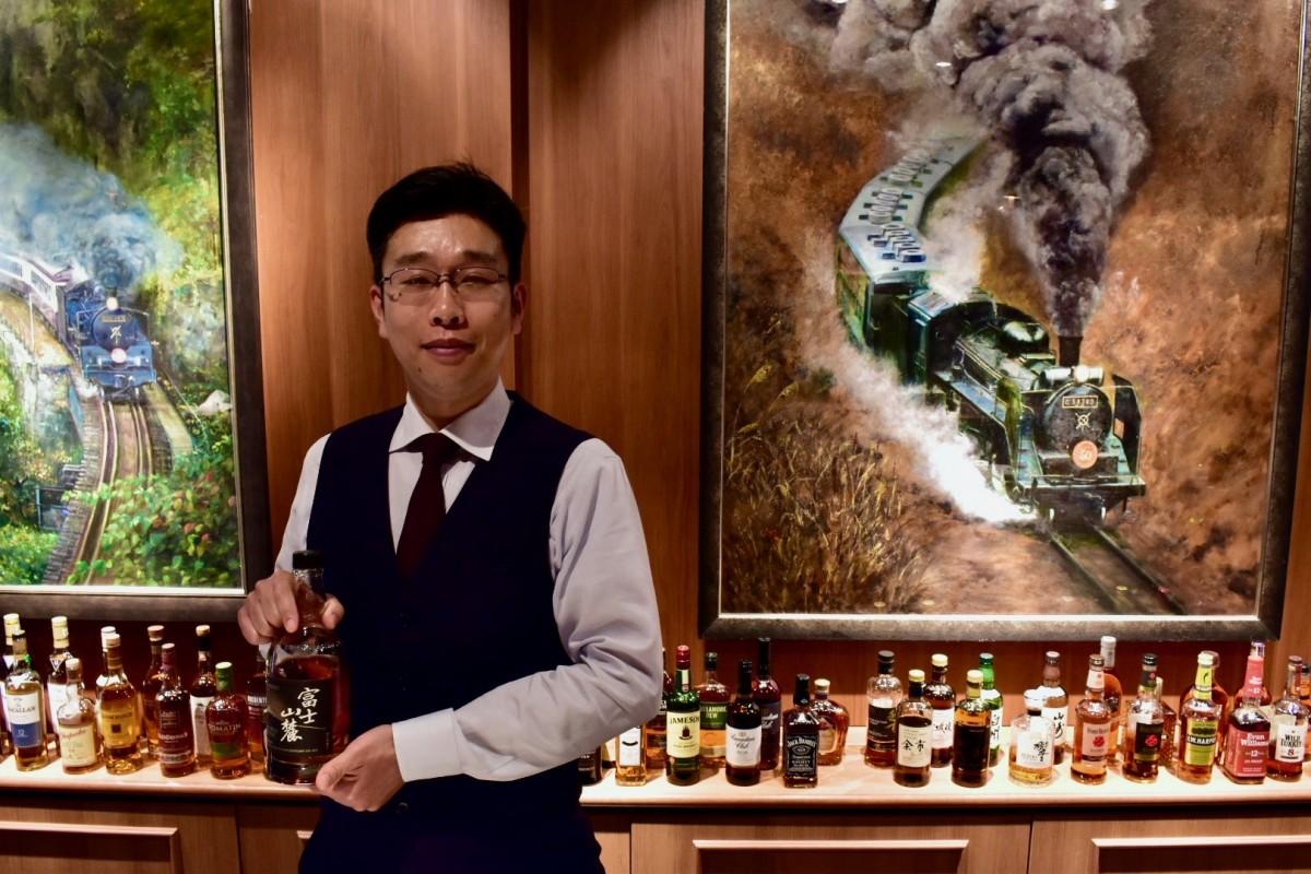 カウンターに立つオーナーの山本真史さん