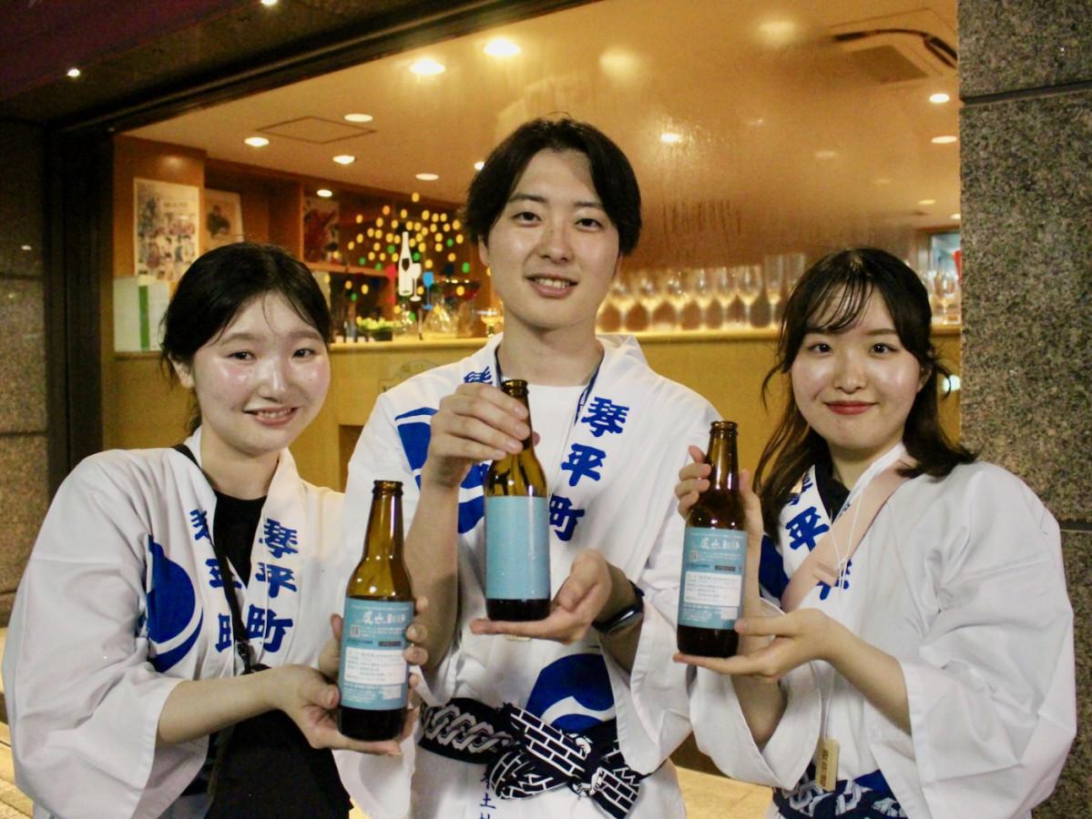 会場では祭りの運営スタッフらが「虎色-toiro-BEER」を参加者に振る舞った