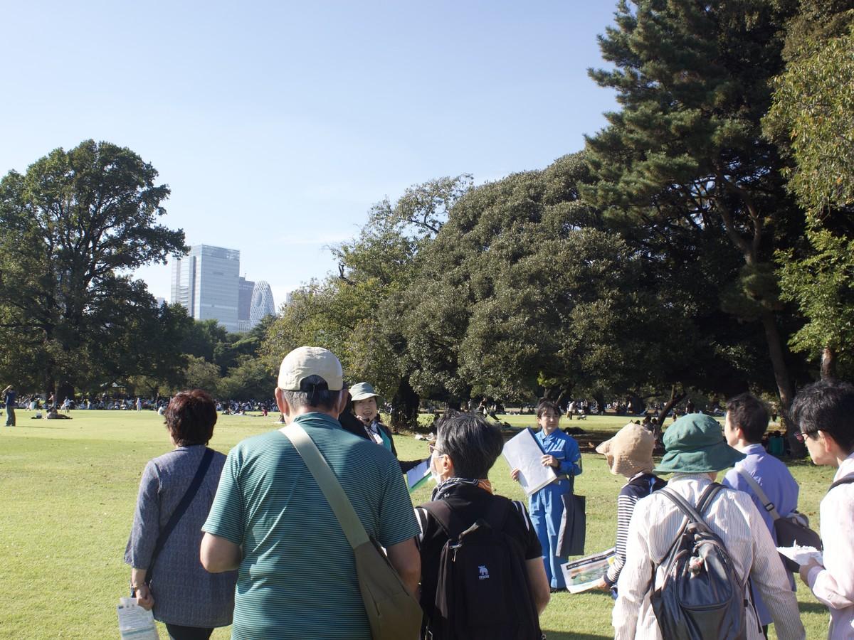 ガイドの説明を聞きながら園内を歩く参加者