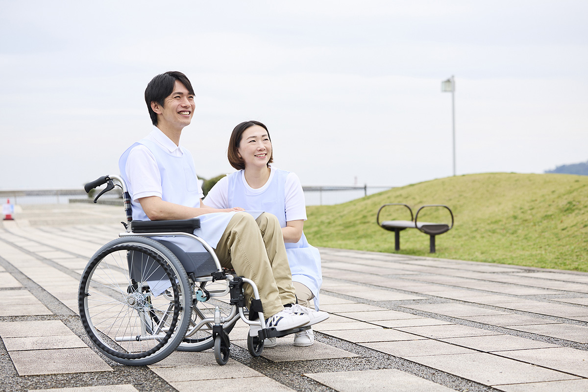介護職員初任者研修を担当する湘南国際アカデミー販売企画部の崔貞純さん（右）（写真提供＝湘南国際アカデミー）