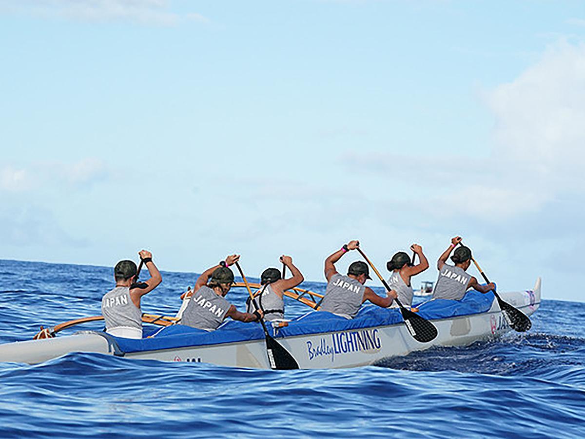 昨年、開催された「Na Wahine O Ke Kai」レースでの様子(山岸さんは後ろから2番目)(写真提供=木下健二さん)