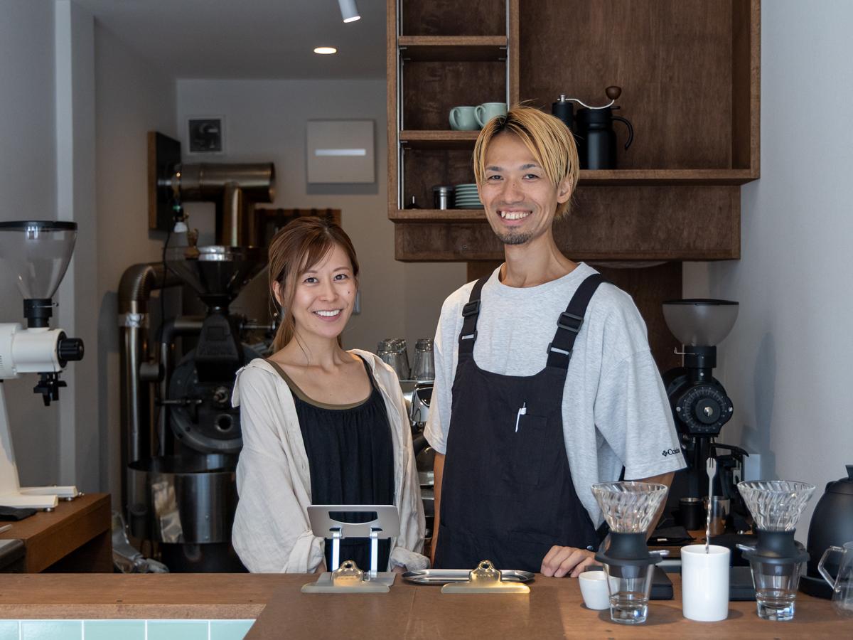 「Weave Coffee Roaster」店主の吉野政明さんと妻の佑美さん