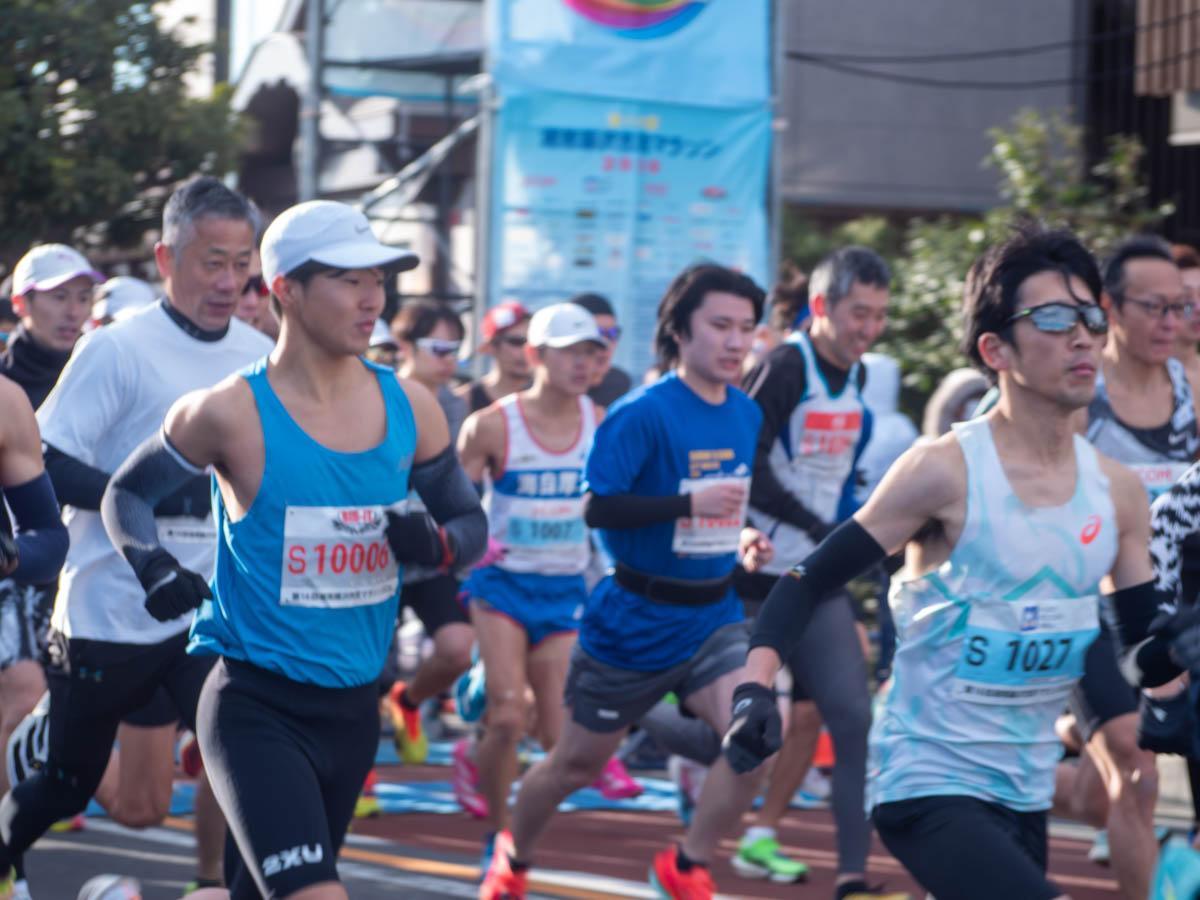 8時30分の号砲とともにスタートを切る出場者