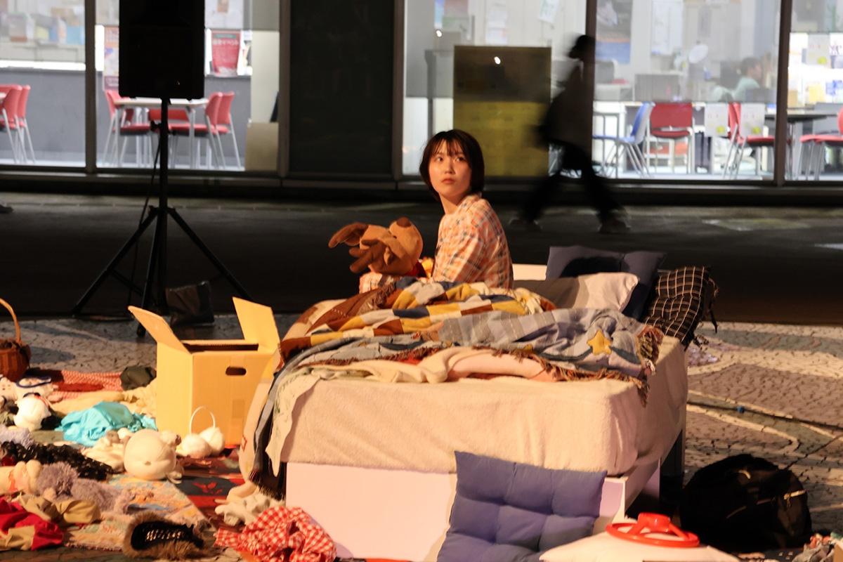 一人芝居「Bedroom」の様子