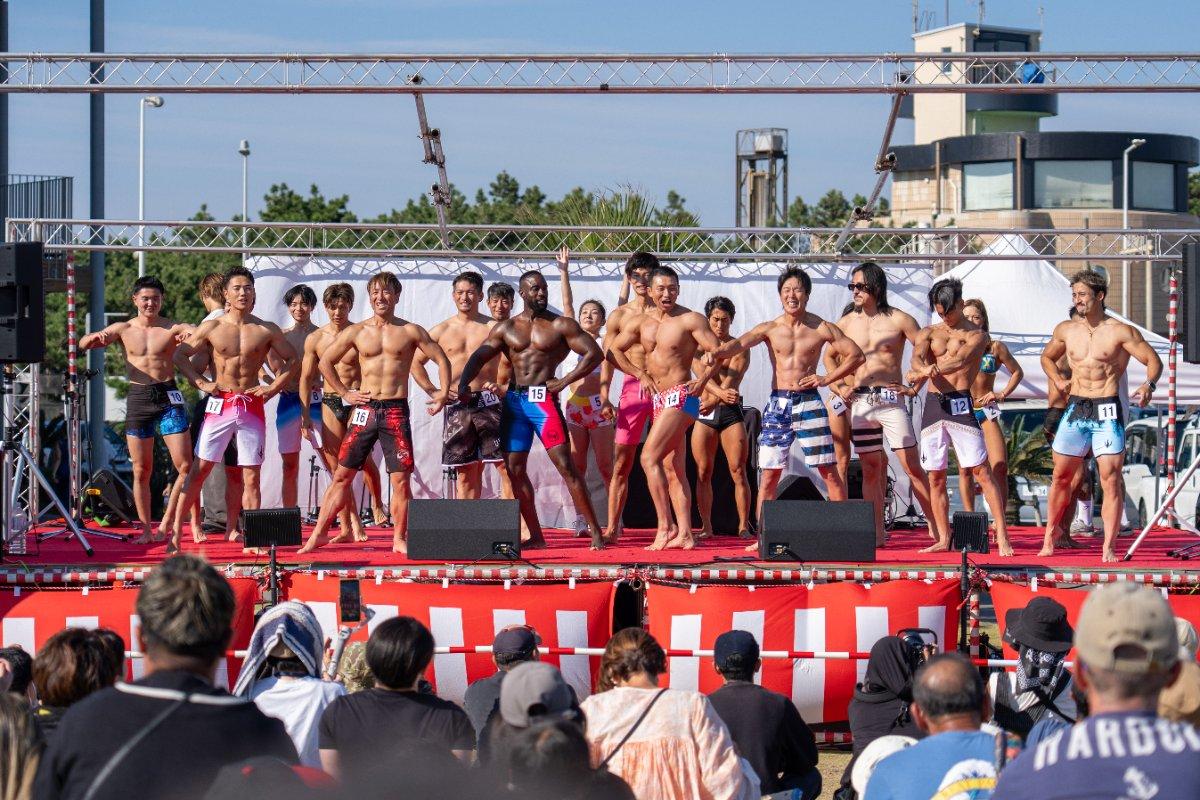 ステージ上の「マッスルコンテスト」出演者の集合写真