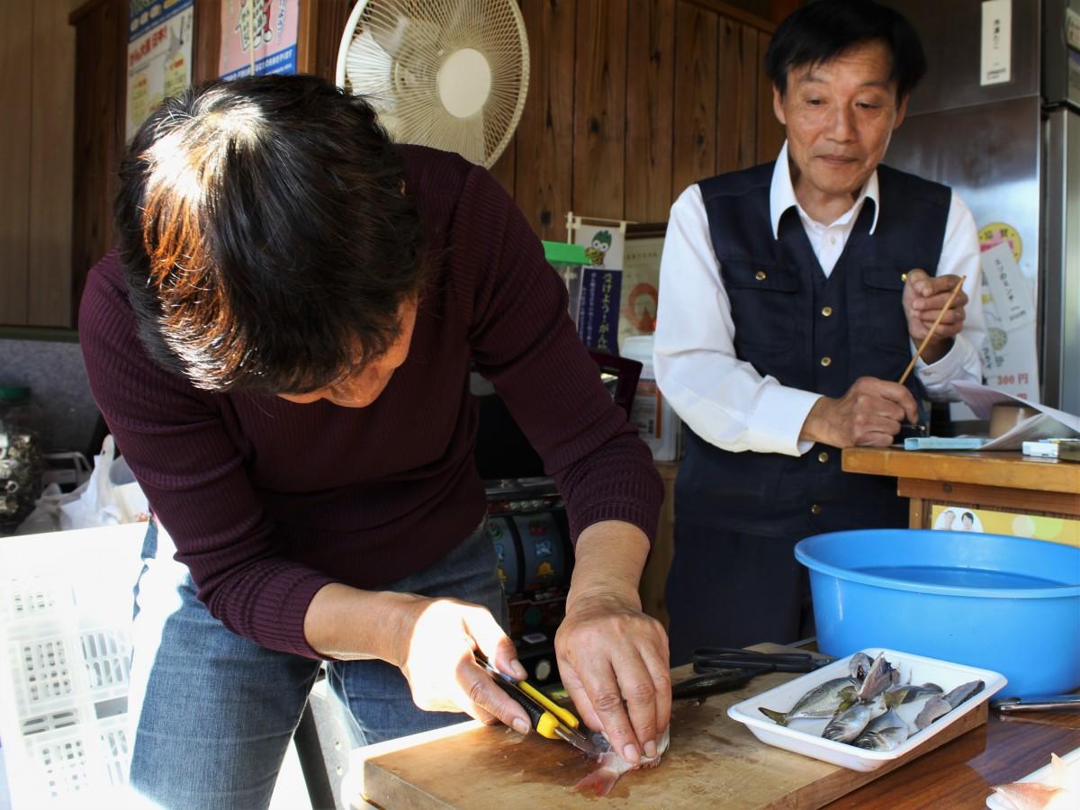 光 たこ焼き店でカッターを使った魚の捌き方講座 光まちゼミ 今年も 周南経済新聞