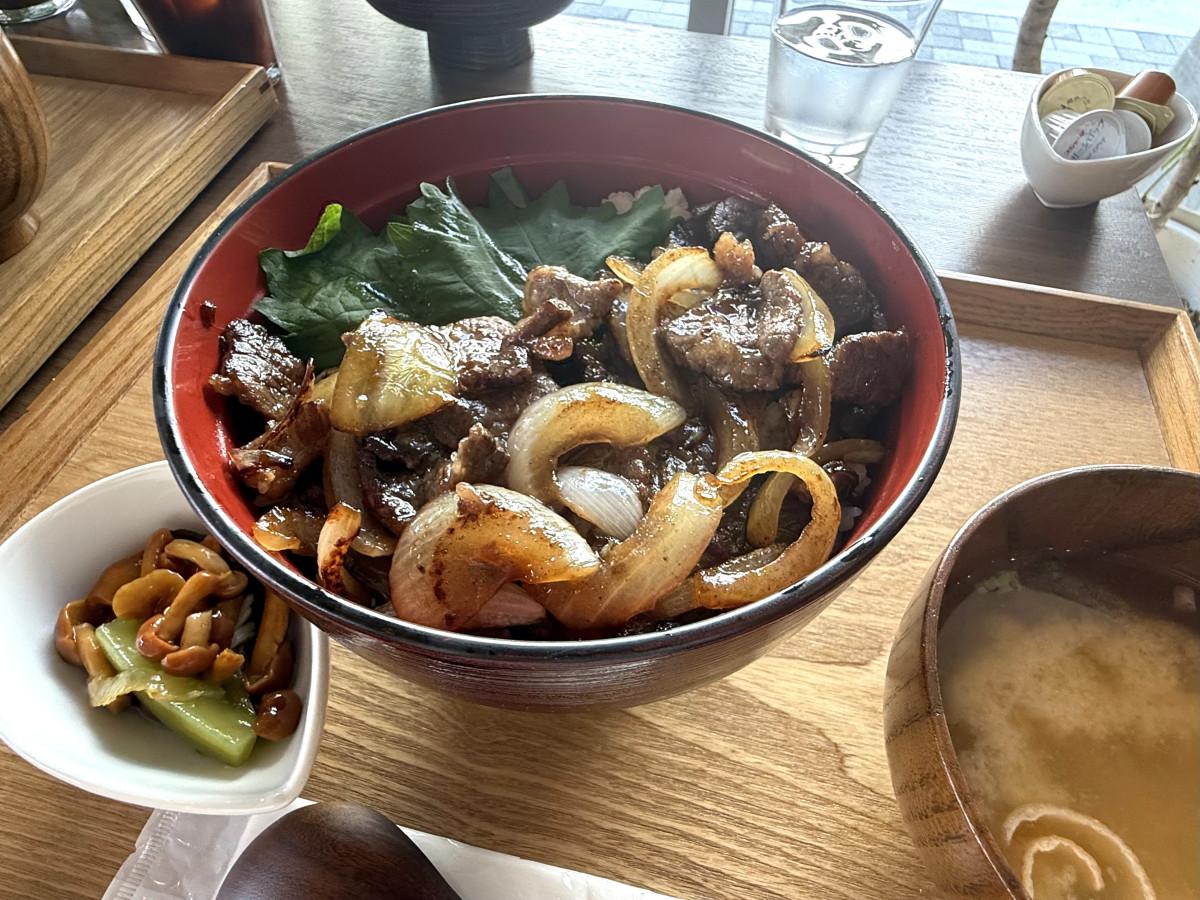 黒毛和牛を使った「村田丼」