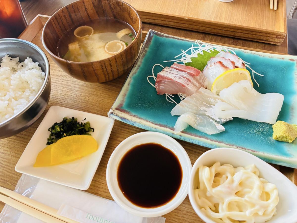 地魚を使った刺し身定食