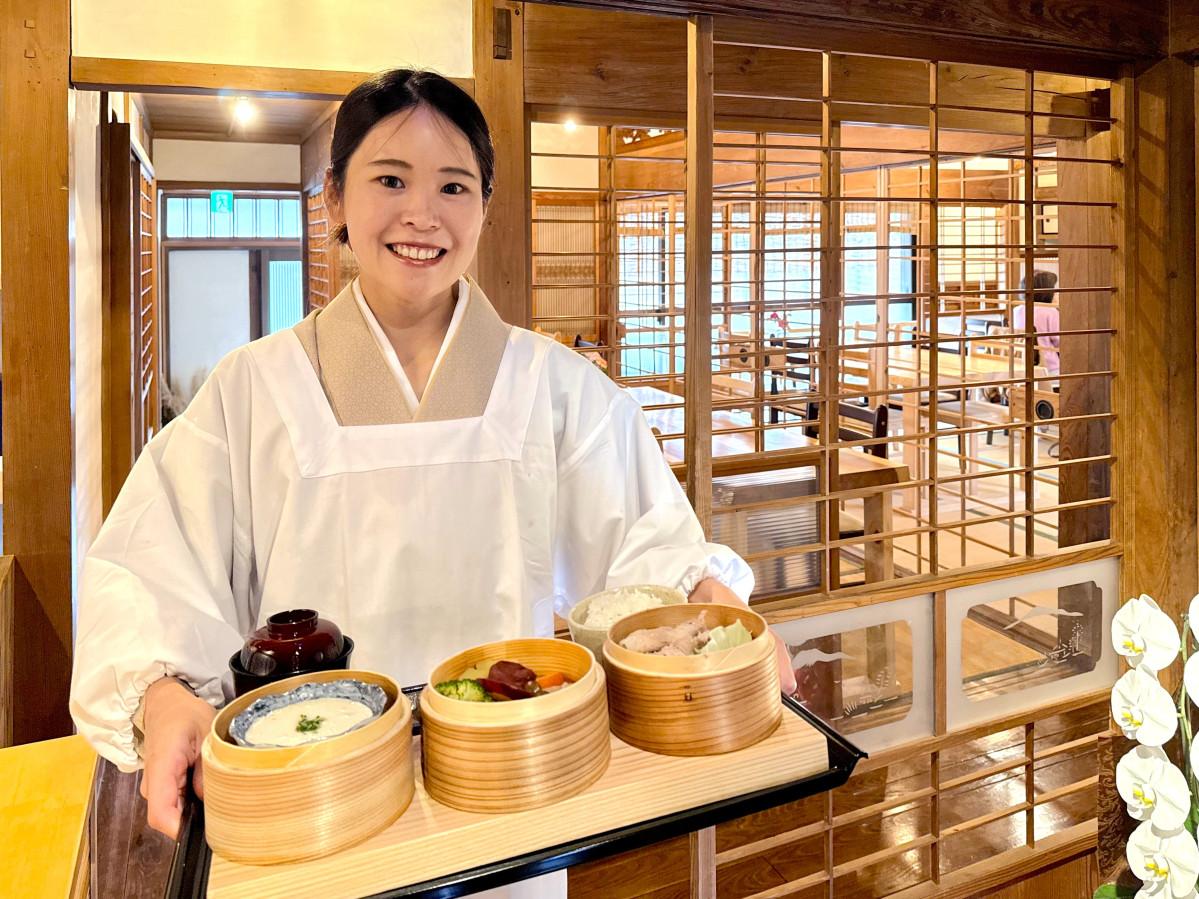 来店を呼びかける栗林さん