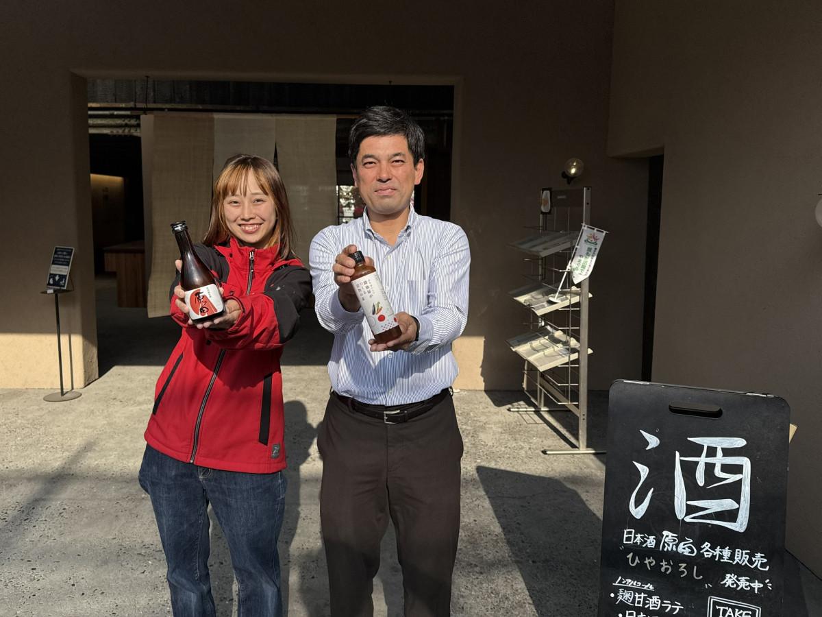 商品を手にする河村光昭社長と、はつもみぢの渡辺智代さん