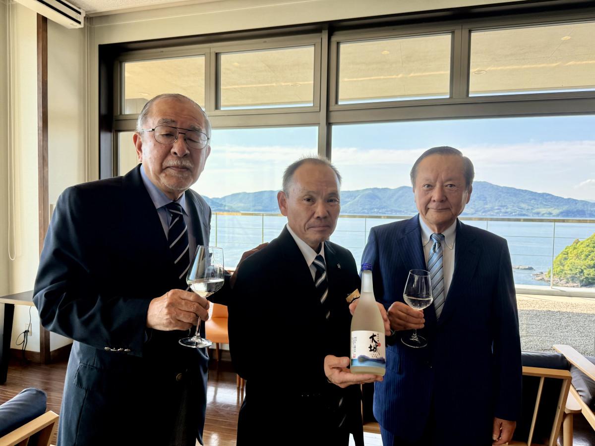 国民宿舎大城の10周年を記念して開発した純米吟醸「大城」（左から）純米吟醸「大城」のお披露目会に出席した笠戸島開発センターの阿武一治理事長と、大城の保正秀幸支配人、山縣本店の山縣俊郎社長