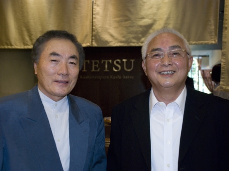 タングリンモールにオープンした「Tetsu」の店頭にて、早野商事社長の早野友宏社長とフード・ジャンクションのアンドリュー・フー・チェ・イェン社長