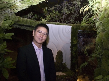 ランドスケープ・ガーデン部門で最優秀賞と金賞を獲得した石原和幸さん。自身の作品「Ryokufu Tei ”The Green Breeze”」の中にて