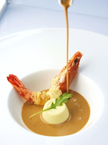 デュボワ家伝統メニュー「BISQUE DE HOMARD」(22ドル)は、スープ状のロブスター・ビスクを、車海老に注いでいただくスタイル