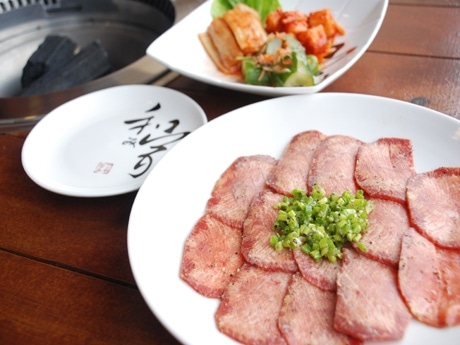 日本スタイルの焼き肉店「和み家」の「ネギ塩タン」(13ドル)