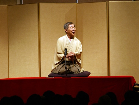 恒例の独演会をシンガポールで開催した桂三枝さん。今年はカナダ人弟子による英語落語も披露された