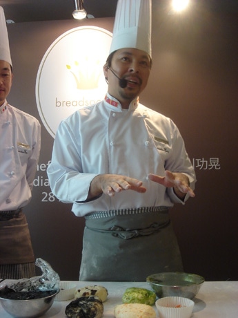 ION Orchardにオープンした『breadsociety』で製パンの講習を行う西川功晃さん