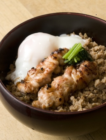 「酉玉」の人気メニューのひとつ「酉玉丼」(12ドル)