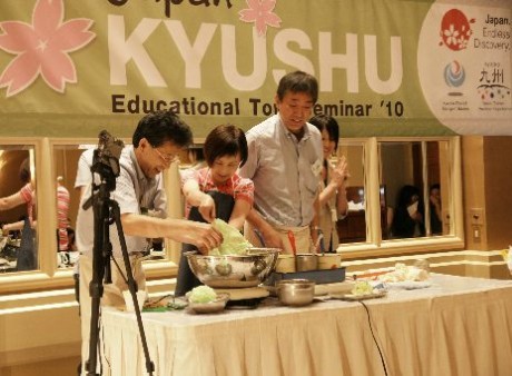 「九州教育旅行セミナー」で食品サンプルの制作実演を体験する参加者(写真左から2人目)