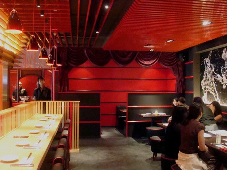 赤と黒を基調としたシンガポール2号店「IPPUDO TAO」
