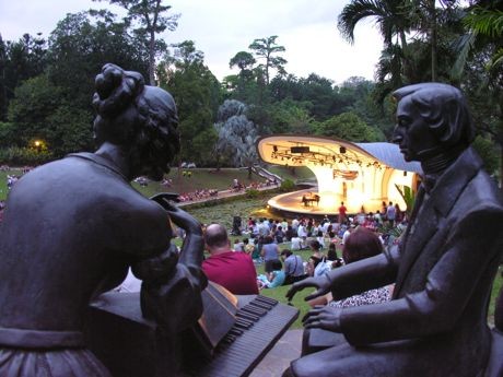 シンガポール植物園のシンフォニー・レイクでチャリティー・イベント「Chopin for Japan」が開かれる-写真は昨年11月の様子