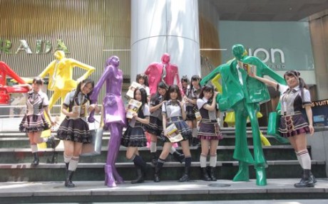 ION前の広場でポーズをとるSKE48のメンバー。