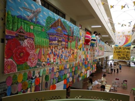 高等学校「早稲田渋谷シンガポール校」で行われた結プロジェクトの展示会の様子。