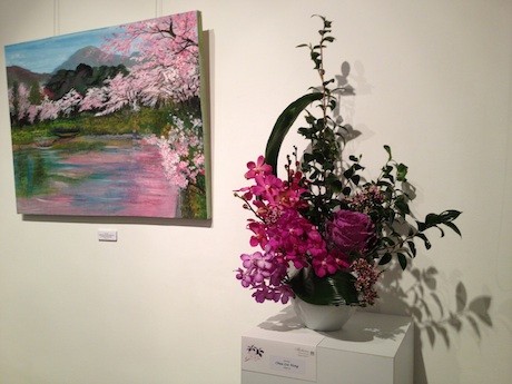 「春」を表現した絵画と生け花の展示