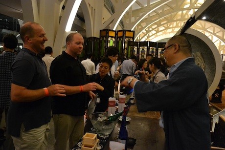 蔵元と会話を楽しみながら試飲する来場客も