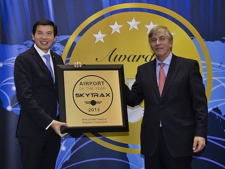 World Airport Awards 2013で「World's Best Airport」賞を授与されるチャンギ空港グループのリー・ショウ・ヒャンCEO ©point-of-views.ch